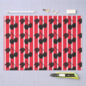 Zwarte kersen op rood en wit gestreept tissuepapier (Craft)