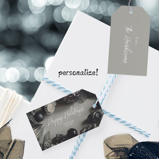 zwarte kerstversiering met lint cadeaulabel