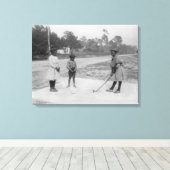 Zwarte kinderen die Golffoto's afspelen Canvas Afdruk (Insitu (Houten vloer))