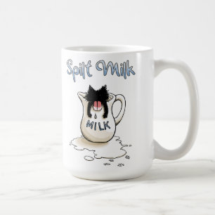 Zwarte kitten en gemorste melk koffiemok