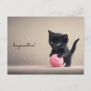 Zwarte kitten spelen met roze bal van wol briefkaart