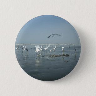 Zwarte kraai en witte kraanvogels: een contrast in ronde button 5,7 cm
