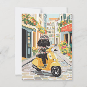Zwarte krabbelende stepscooter op Europese stadsst Briefkaart