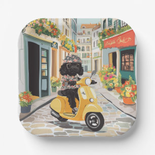 Zwarte krabbelende stepscooter op Europese stadsst Papieren Bordje