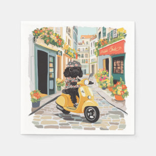 Zwarte krabbelende stepscooter op Europese stadsst Servet