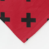 Zwarte kruisstift op rood fleece deken (Hoek)