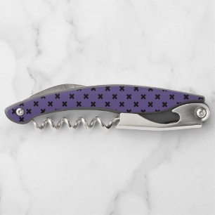 Zwarte kruisstift op ultraviolet kurkentrekker