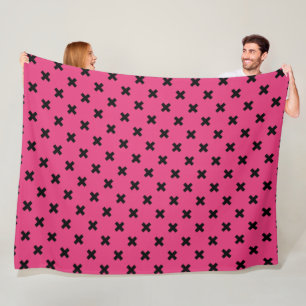 Zwarte kruisstiften op fuchsia fleece deken