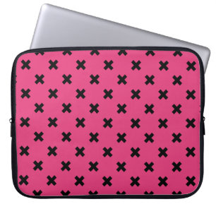 Zwarte kruisstiften op fuchsia laptop sleeve