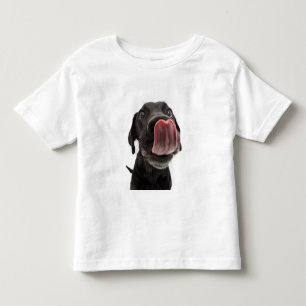 Zwarte labrador die zijn neus slaat kinder shirts