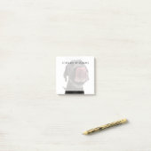 Zwarte labrador die zijn neus slaat post-it® notes (Op bureau)