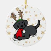 Zwarte labrador en kerstkerstCartoon Keramisch Ornament (Voorkant)