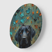 Zwarte labrador in bladeren grote klok (Hoek)