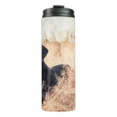 Zwarte labrador in droog gras thermosbeker (Voorkant)