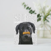 Zwarte labrador met bot op neus briefkaart (Staand voorkant)