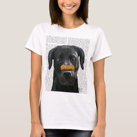 Zwarte labrador met bot op neus t-shirt (Voorkant)