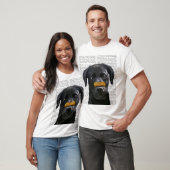 Zwarte labrador met bot op neus t-shirt (Unisex)