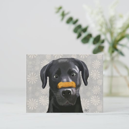 Zwarte labrador met bot op nose 2 briefkaart (Staand voorkant)