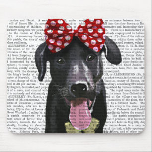 Zwarte labrador met rode bol aan kop muismat