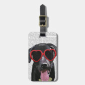 Zwarte labrador met zonnebrillen voor het hart bagagelabel (Voorkant verticaal)