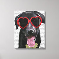 Zwarte labrador met zonnebrillen voor het hart