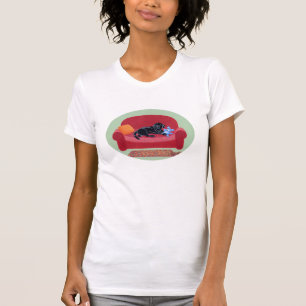 Zwarte labrador op de roze bank t-shirt