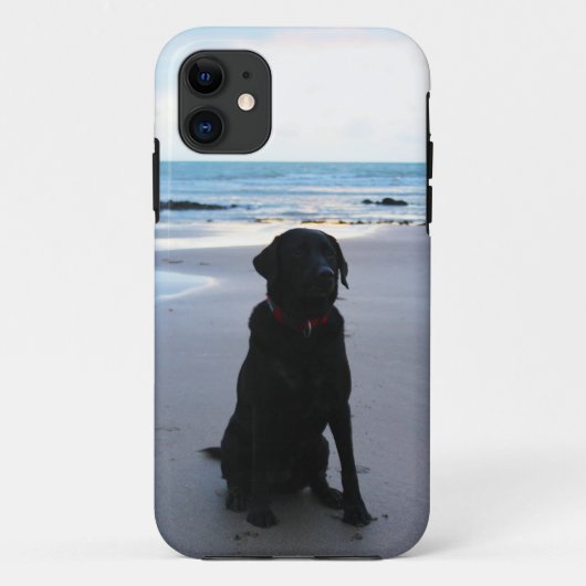 Zwarte labrador op een strand Case-Mate iPhone case (Achterkant)