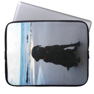 Zwarte labrador op een strand laptop sleeve