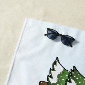 Zwarte labrador Retriever in een winterbos Strandlaken (In situ)