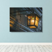 Zwarte lantaarn omhoog dicht canvas print (Insitu (Houten vloer))
