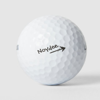 Zwarte letters en pijl op jouw golfballen