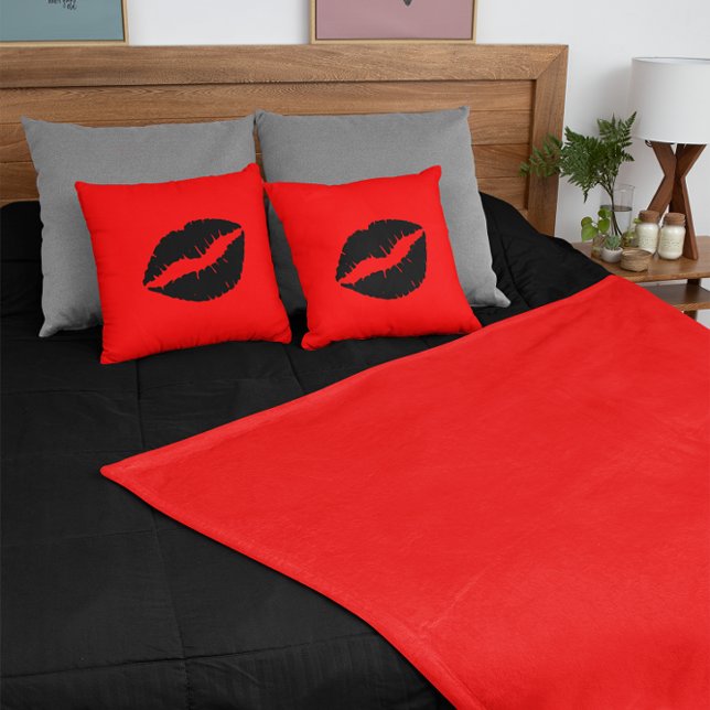 Zwarte Lippenstift op Rood Kussen (Black Lipstick on Red Throw Pillow)