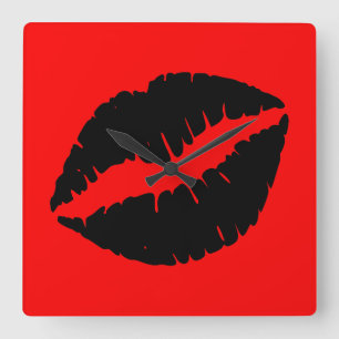 Zwarte lippenstift op rood vierkante klok
