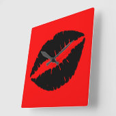 Zwarte lipstick op rood vierkante klok (Hoek)