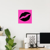 Zwarte lipstick op roze poster (Thuiskantoor)