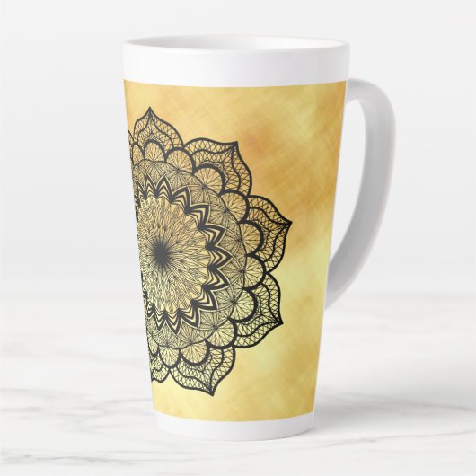Zwarte Mandala op zachte gouden achtergrond Latte Mok (Rechterhoek)