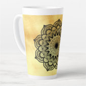 Zwarte Mandala op zachte gouden achtergrond Latte Mok (Linkerhoek)