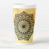 Zwarte Mandala op zachte gouden achtergrond Latte Mok (Voorkant)