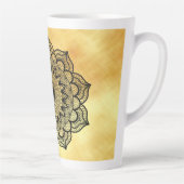 Zwarte Mandala op zachte gouden achtergrond Latte Mok (Rechts)