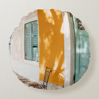 Zwarte metalen stoel vlak bij de deur rond kussen