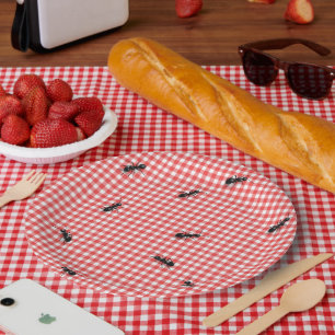 Zwarte mieren op wit en rood geruit papieren bordje