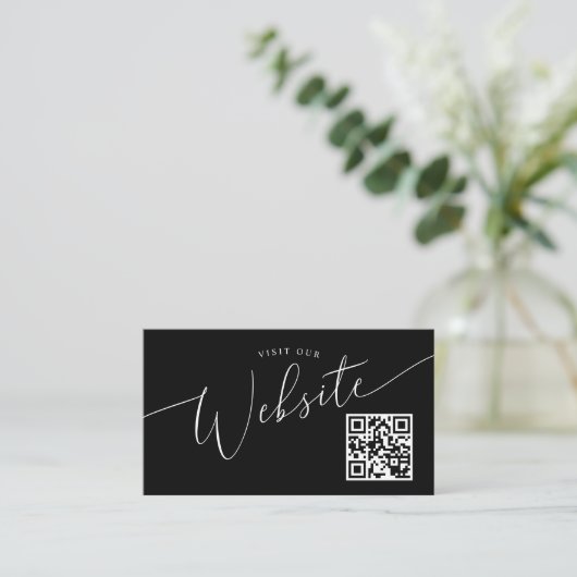 Zwarte minimale bruiloft QR-code website Informatiekaartje (Staand voorkant)