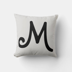 Zwarte monogram op zilvergrijs kussen