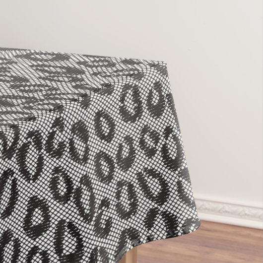 Zwarte netzijde met luipaard op wit tafelkleed (Voorbeeld)