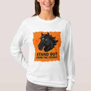 Zwarte Paard Met Tekst Valt Op Tussen De Massa T-shirt