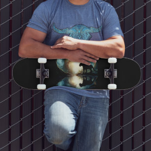 Zwarte panter weerspiegeld in waterpoel in Oerwoud Skateboard