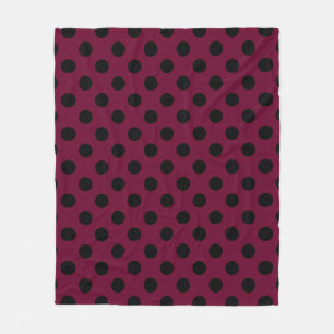Zwarte polka stippen op bordeauxrood fleece deken