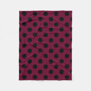 Zwarte polka stippen op bordeauxrood fleece deken