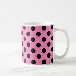 Zwarte polka-stippen op roze koffiemok