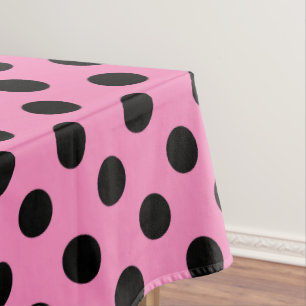 Zwarte polka-stippen op roze tafelkleed